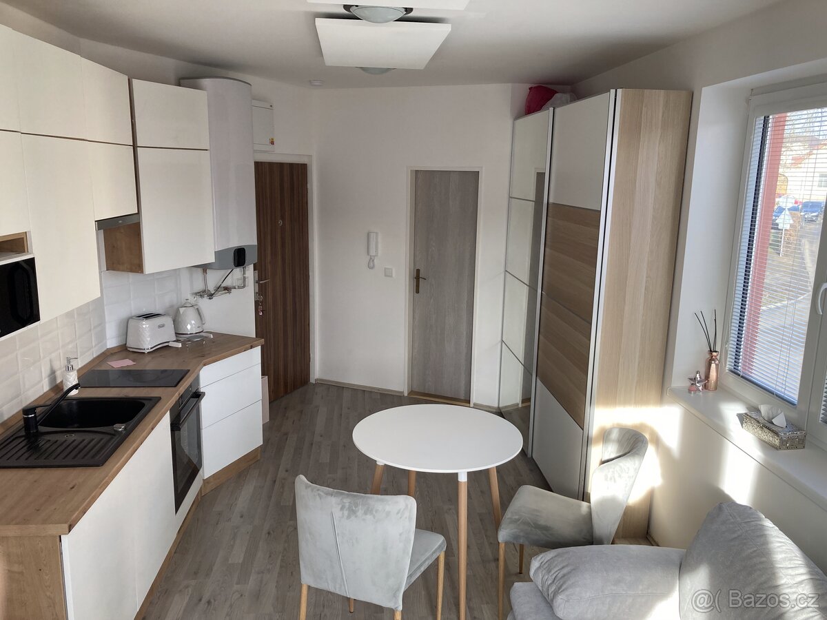 Pronájem bytu 1+kk 22 m² , Škvorec, Praha - Východ