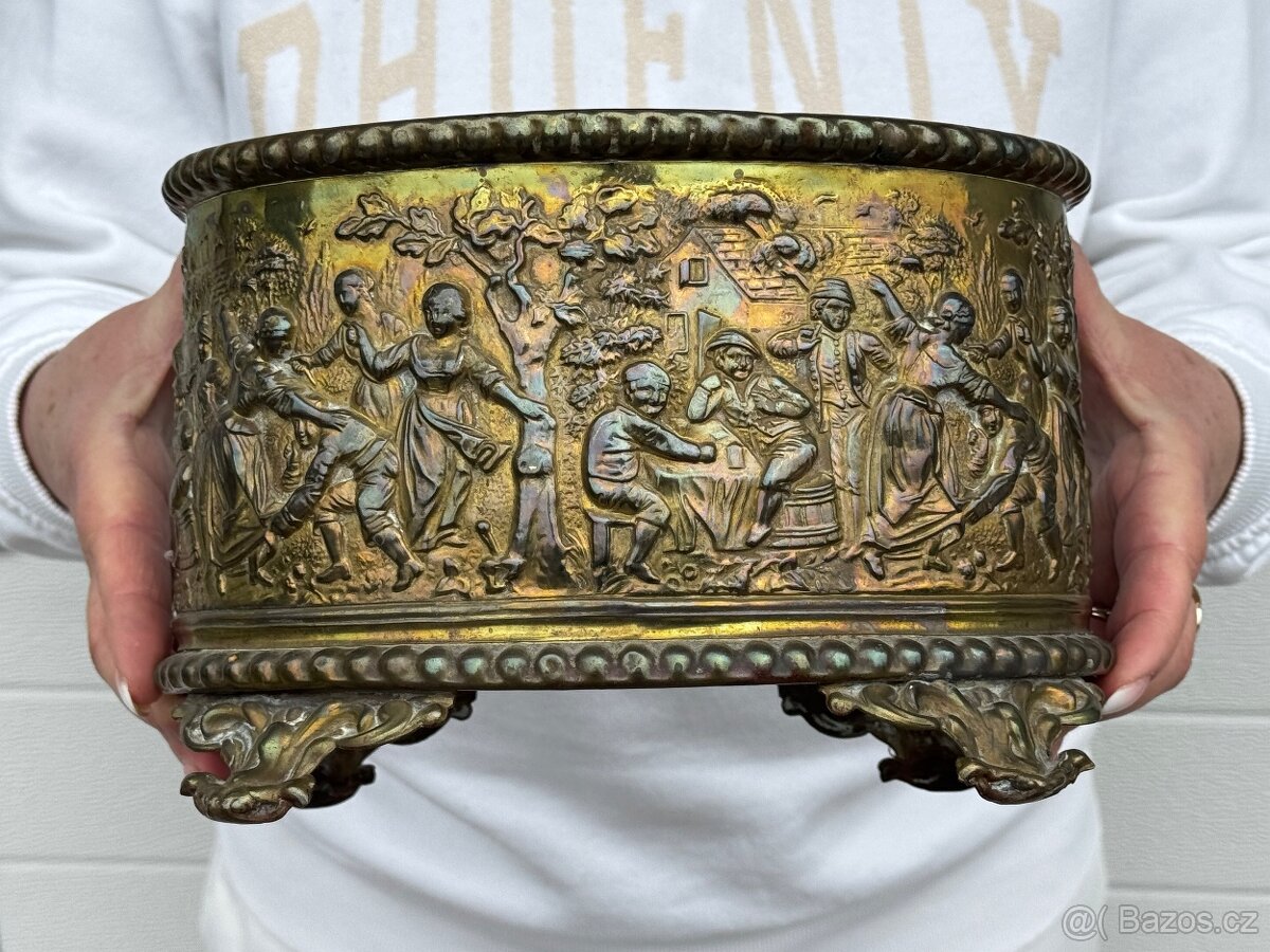 Starožitná žardiniéra mosazná s dobovým motivem 19.stol.