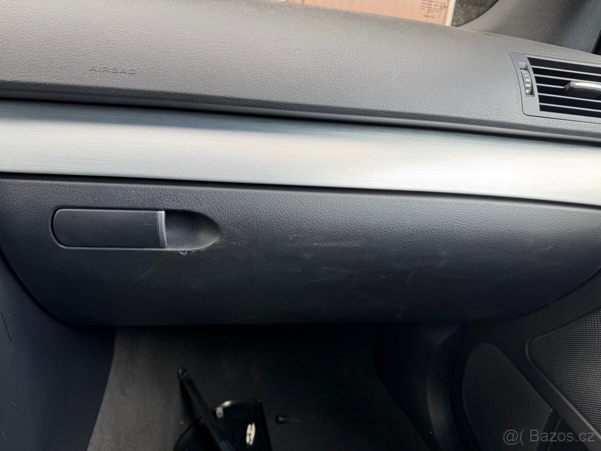 Kastlik spolujezdce audi a4 b7