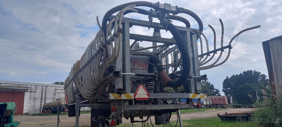 Prodám cisternu Fliegl-výměnný systém na třípat. podvozek