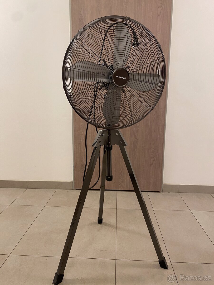 Designovy kovový větrák na trojnožce
