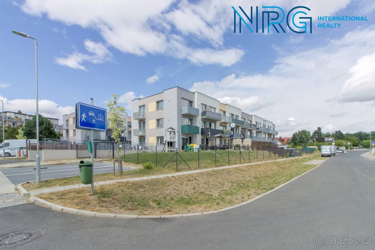 Pronájem bytu 1+KK, 26 m2, s balkonem a garážovým stáním, Fo