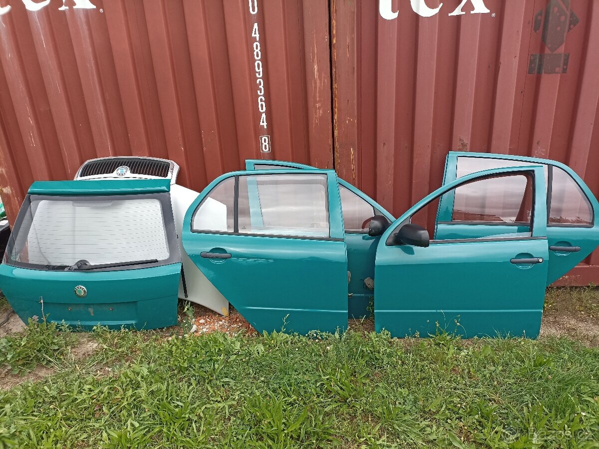Fabia 1, díly, dveře, pěkný, nepoškozený,jen jedny zadní odř