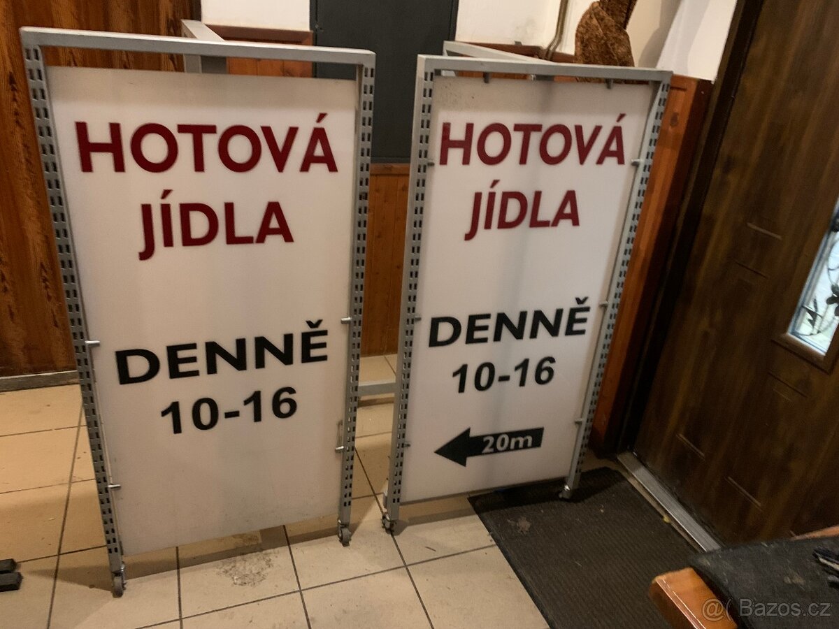 reklamní stojan s kolečky