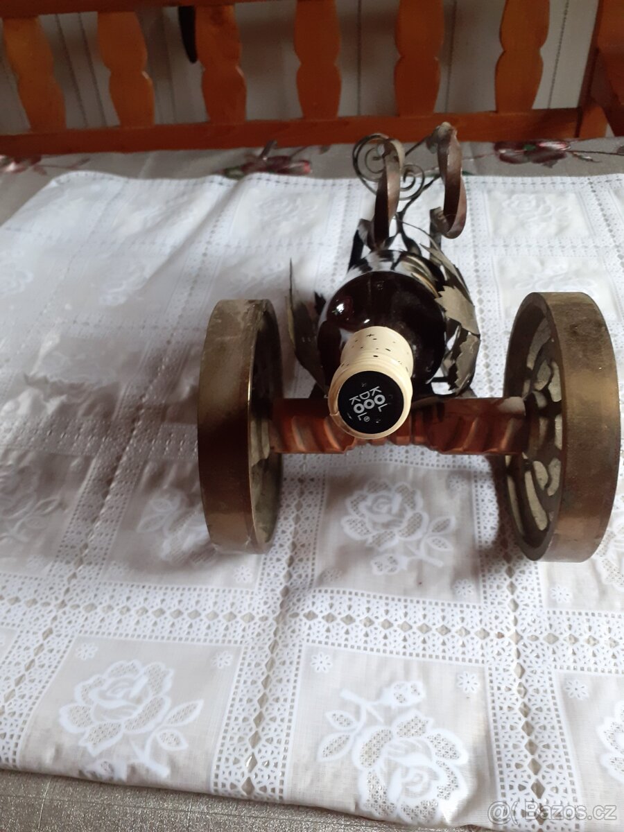 Retro ručně kovaný držák, dělo na víno