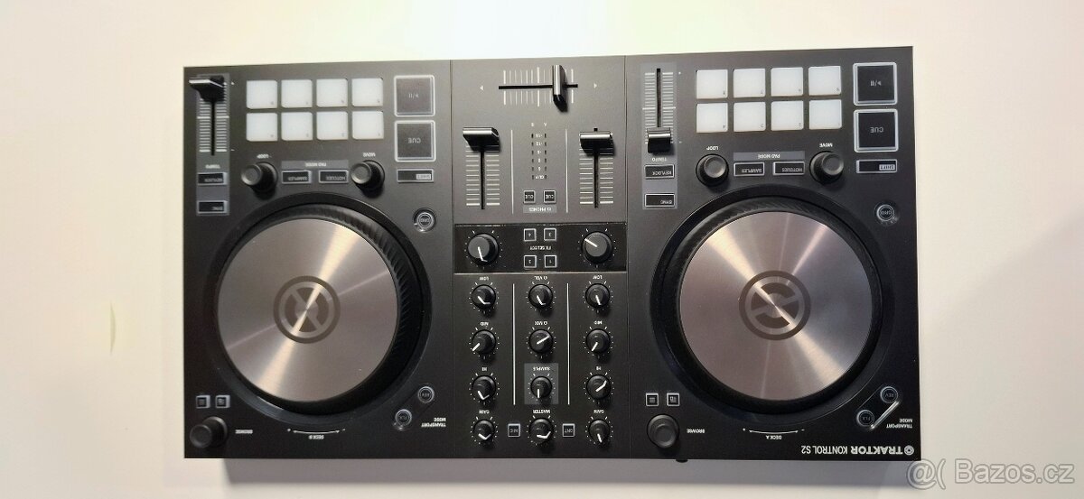 Native Instruments Traktor Kontrol S2 MK3 – perfektní stav