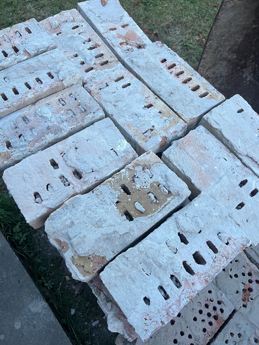 Staré cihly z demolice