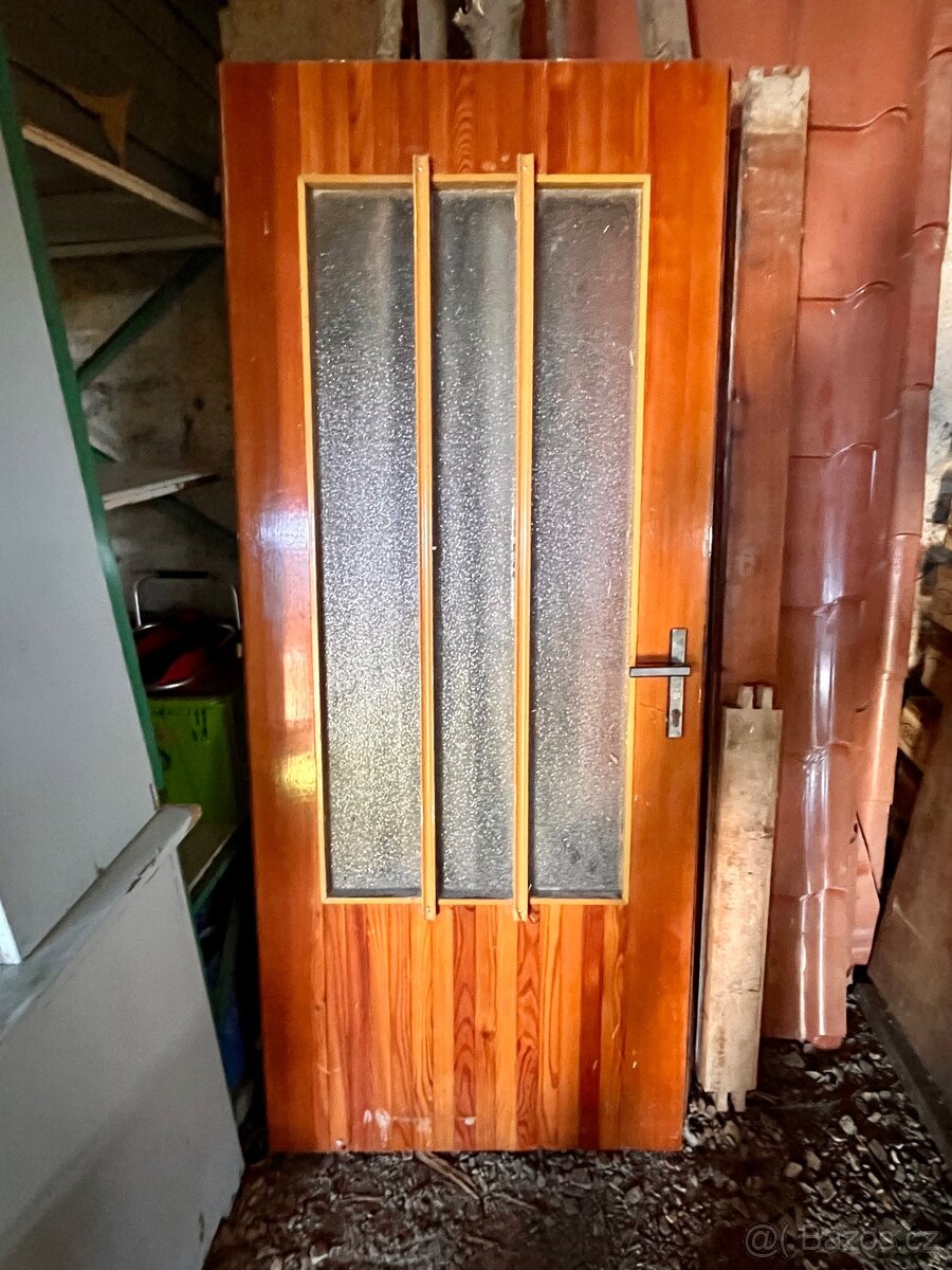 Dřevěné venkovní dveře prosklené s rámy 2500.-