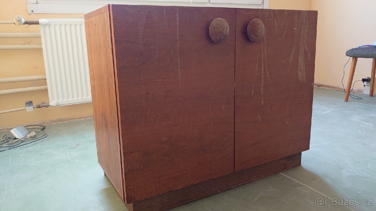 Dřevěná skříňka