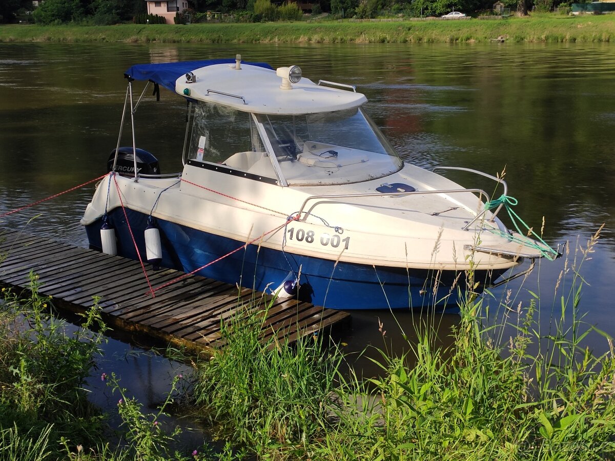 kajutová motorová laminátová loď Bluestar Ventura