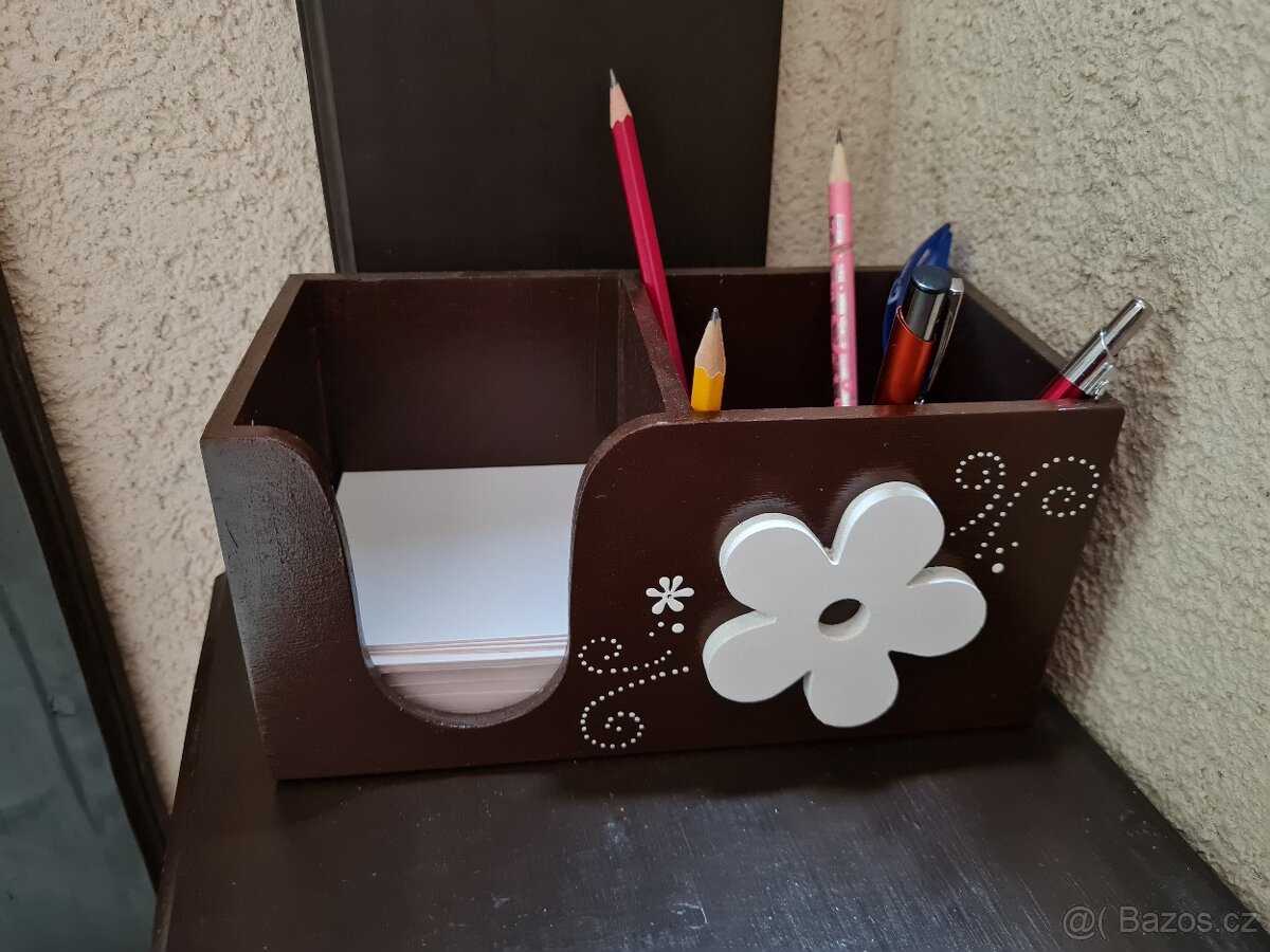 stojánek na psací potřeby