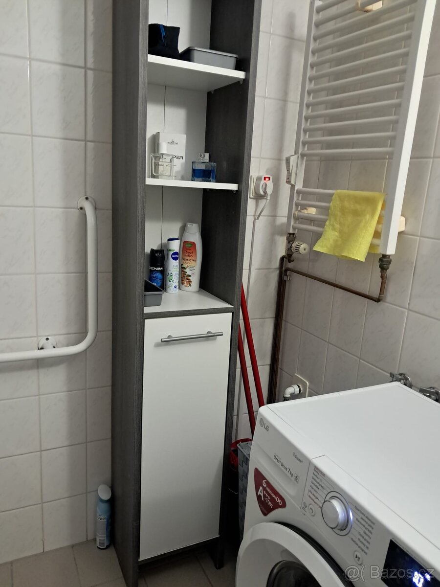 Koupelnové skříňky 2ks