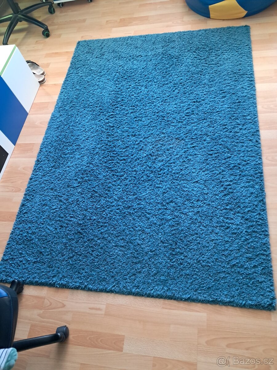 Obdélníkový koberec tyrkysové barvy