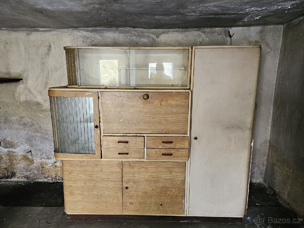 Stará retro kredenc