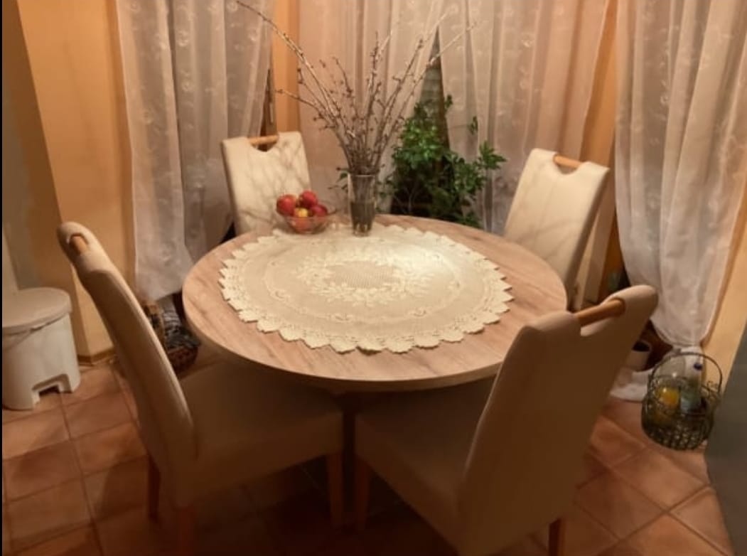 Jídelní kulatý stůl + 4 židle