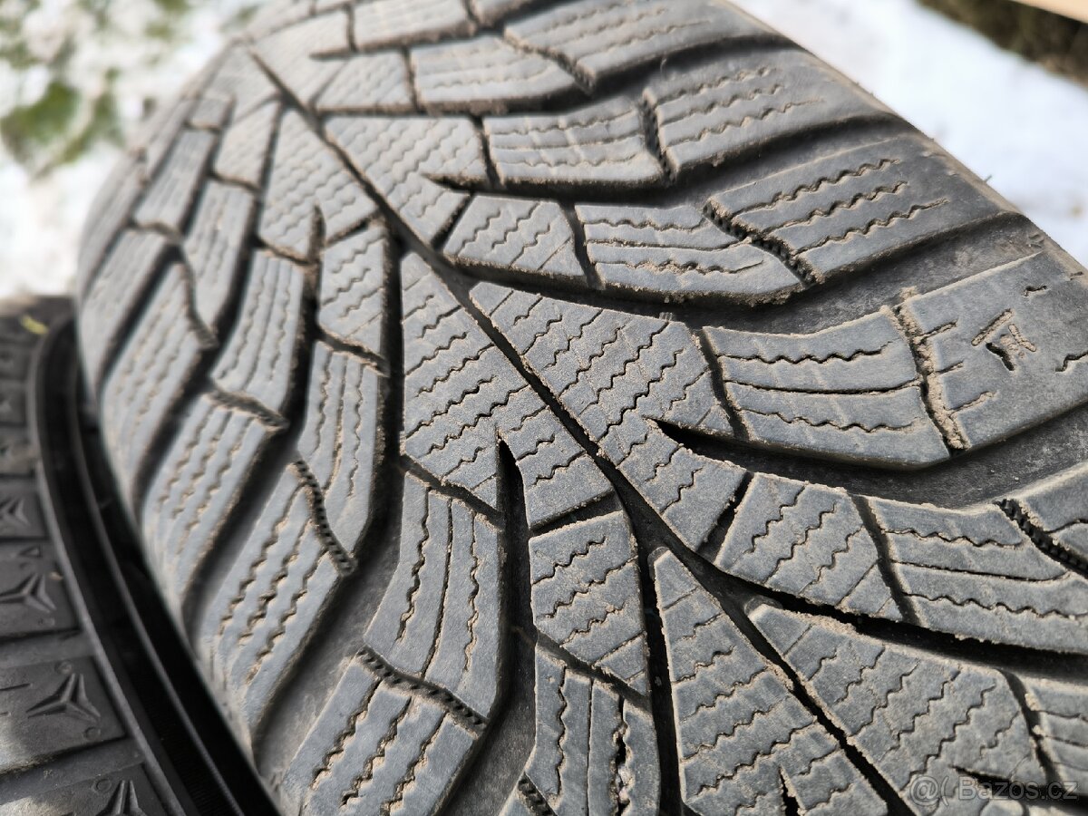 Zánovní Kumho 195/65/15 najeto 1000km