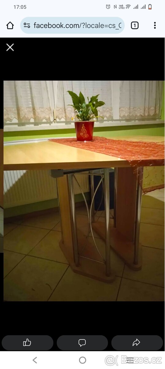 Rozkládací jídelní stůl