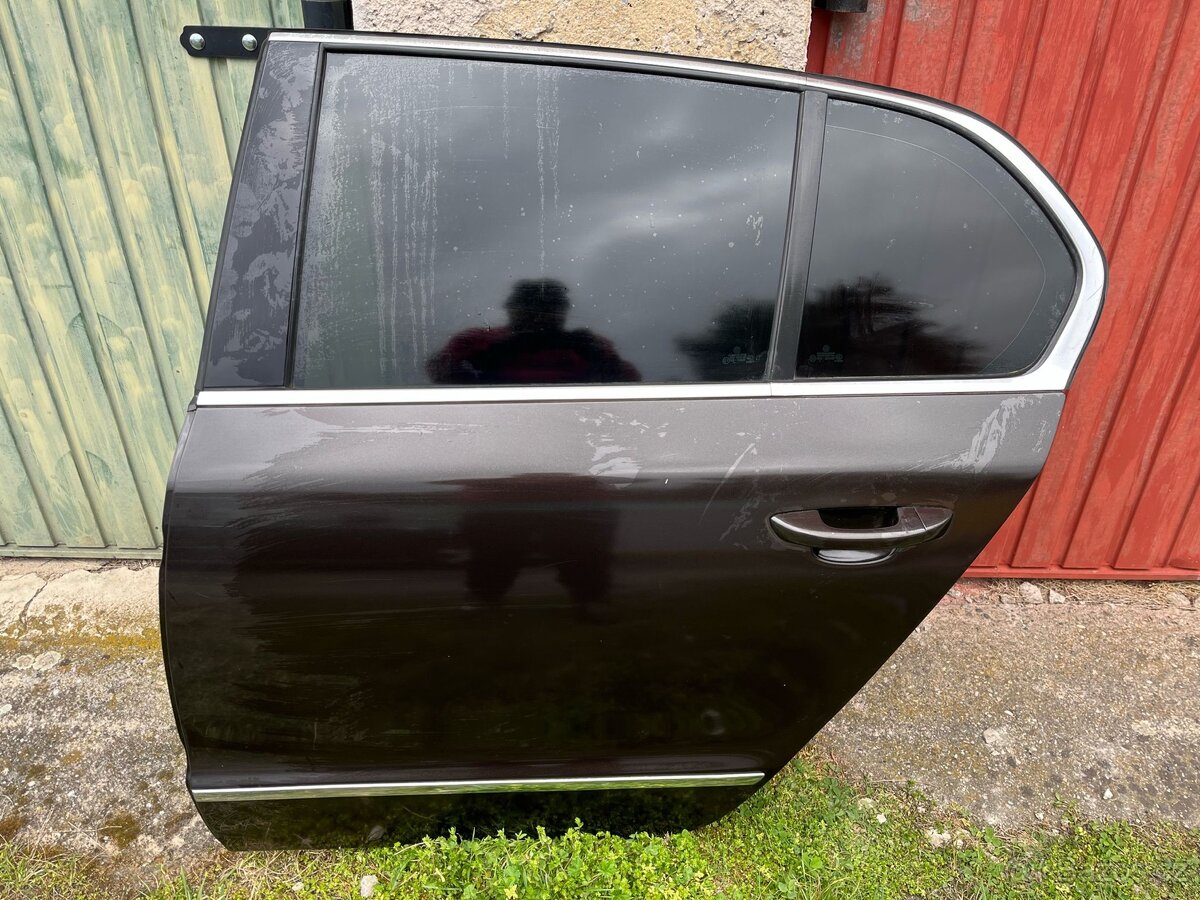Zadni leve dvere skoda superb 2