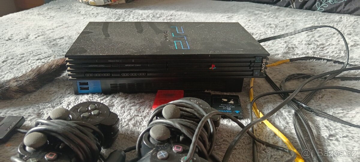Playstation 2 + 2 ovladače a hry