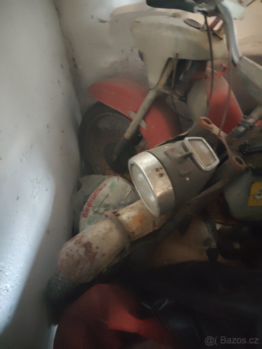 Staré motorky mustang a pijonyr