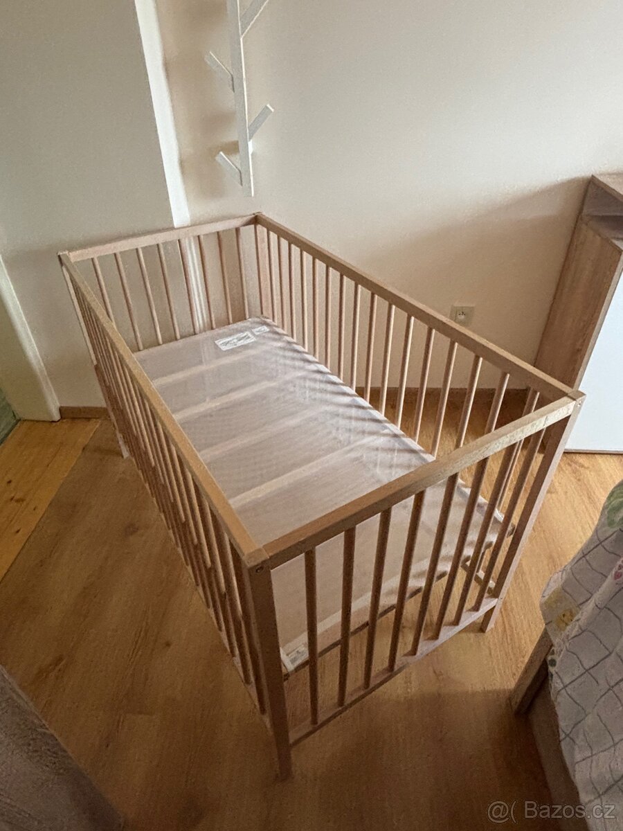 Dětská postýlka IKEA SNIGLAR a matrace KRUMMELUR