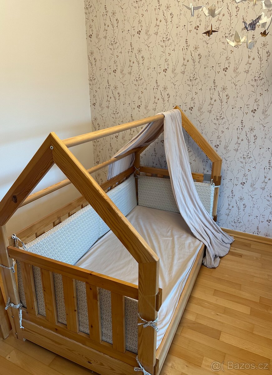 Dětská dřevěná domečková postel s přídavnými zábranami (80x1