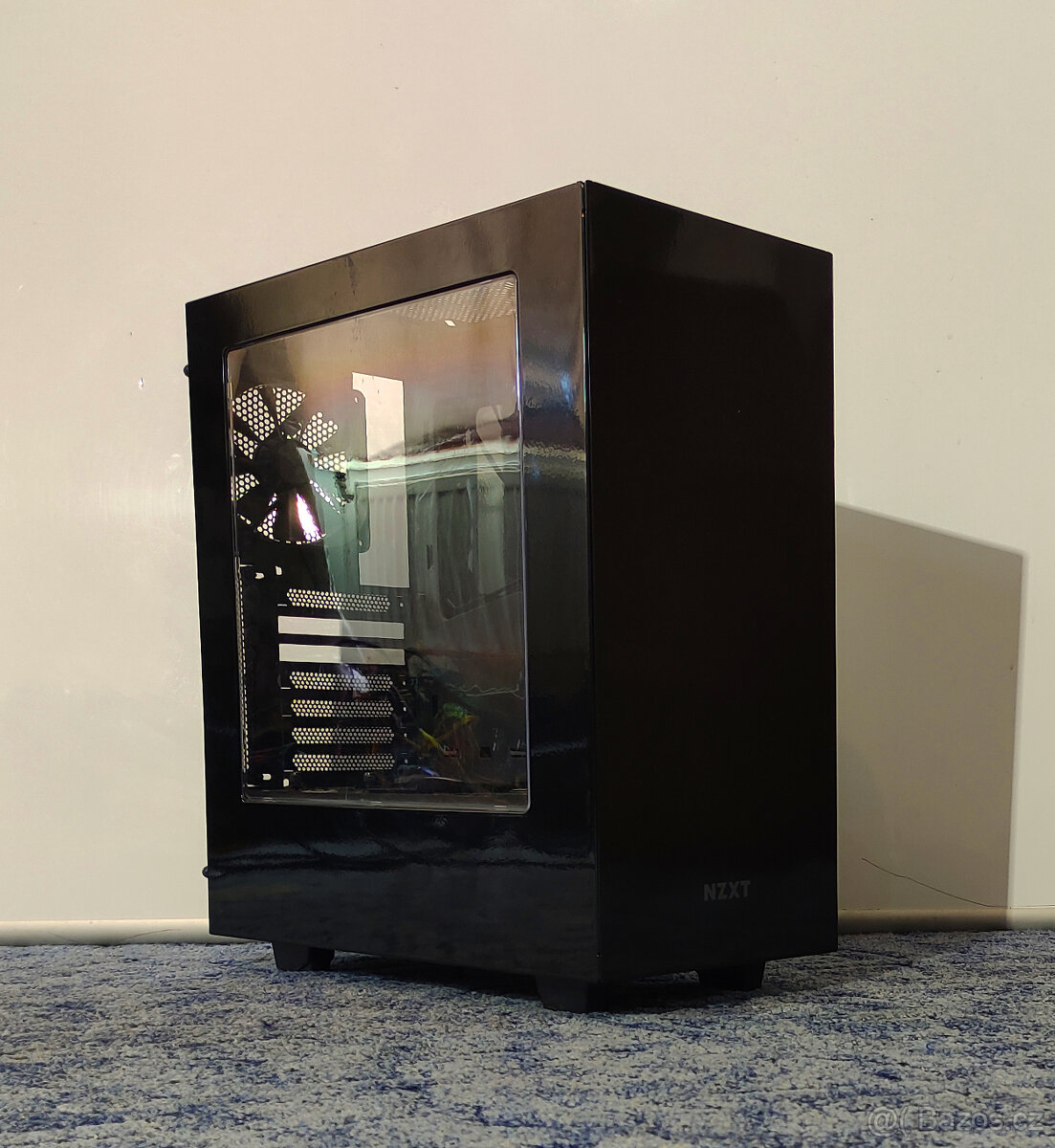 Skříň NZXT S340 lesklý povrch (ne matná)s průhlednou bočnicí