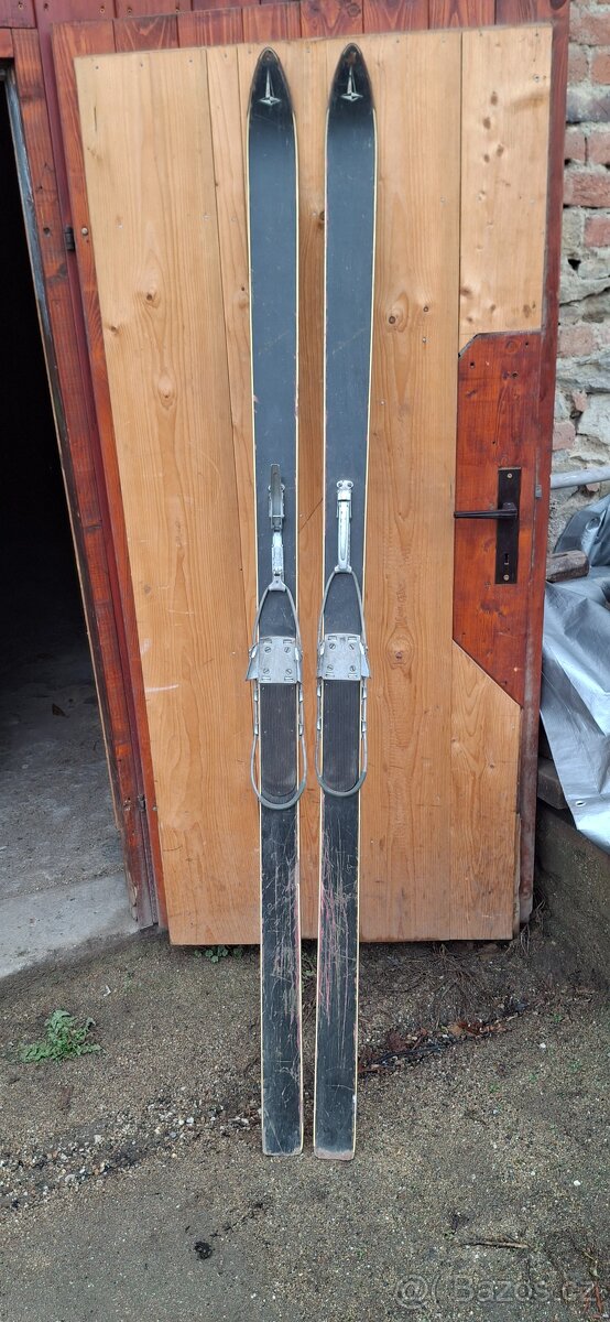 Staré lyže.