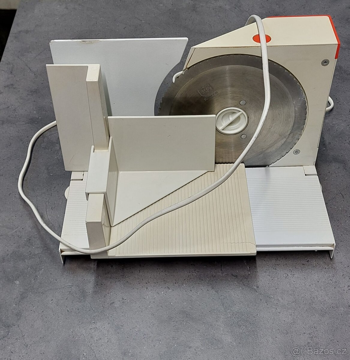 Elektrický kráječ značky Gorenje