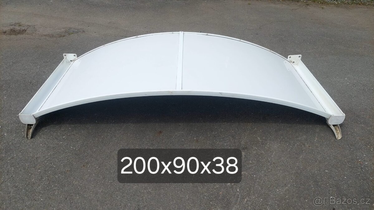 Oblouková stříška nad vchodové dveře