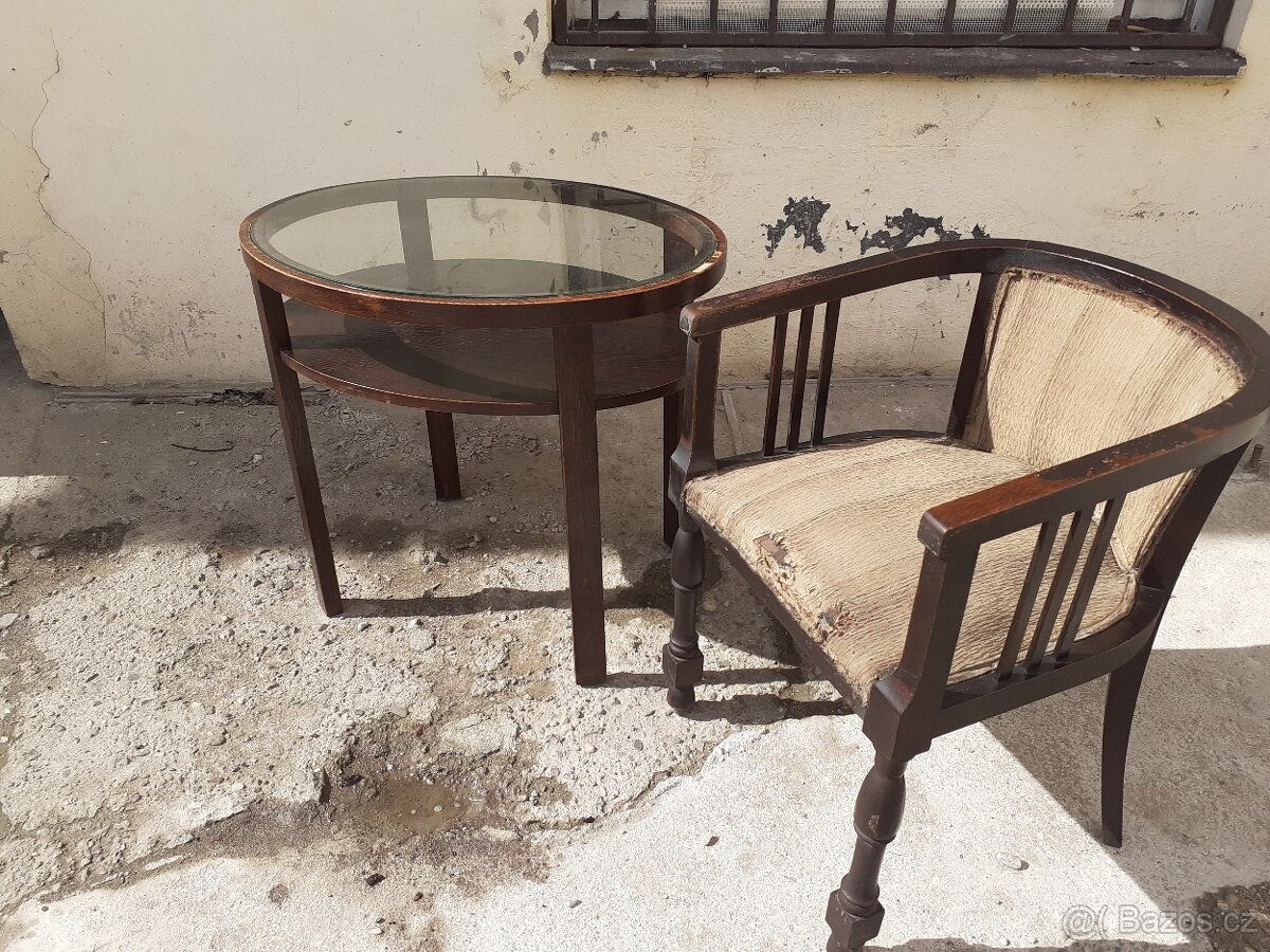 starozitny stolek a křeslo