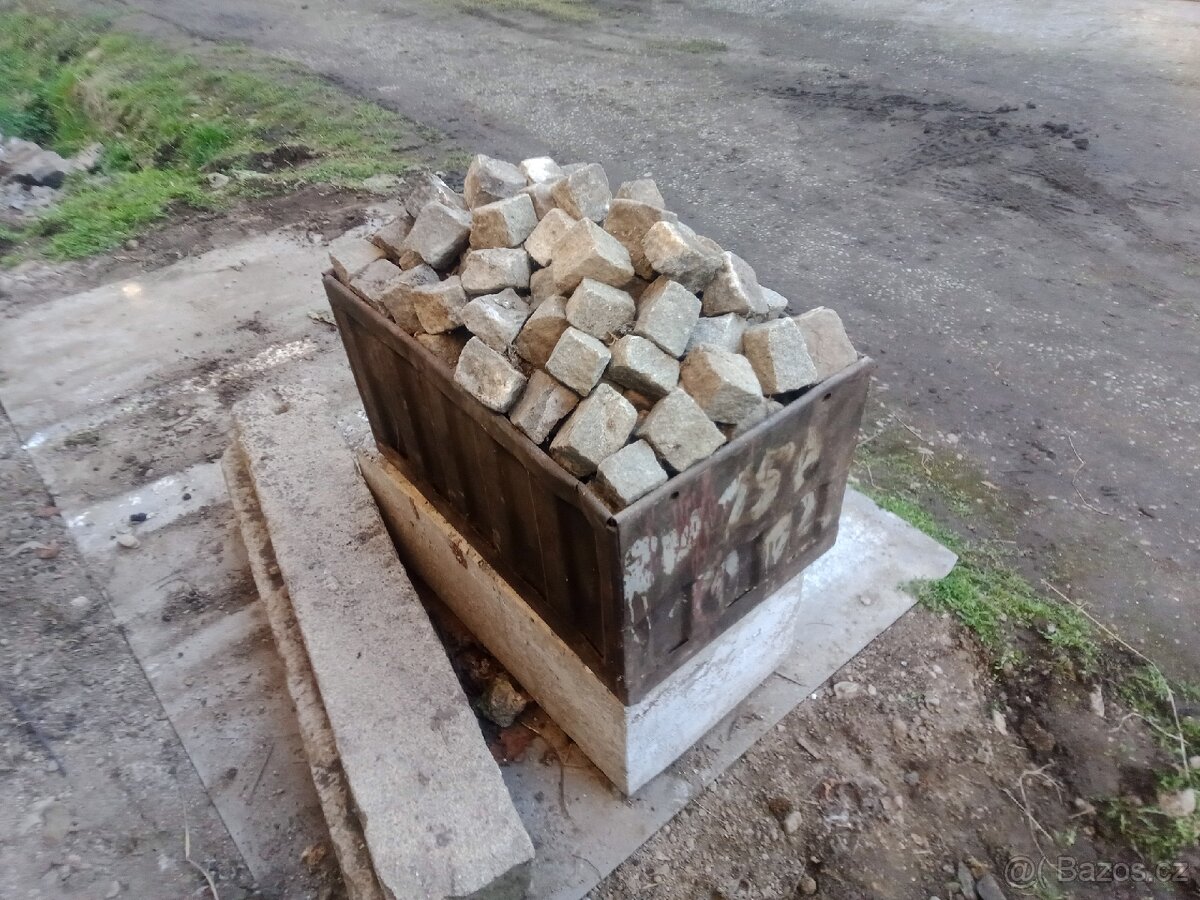 Malé žulové kostky