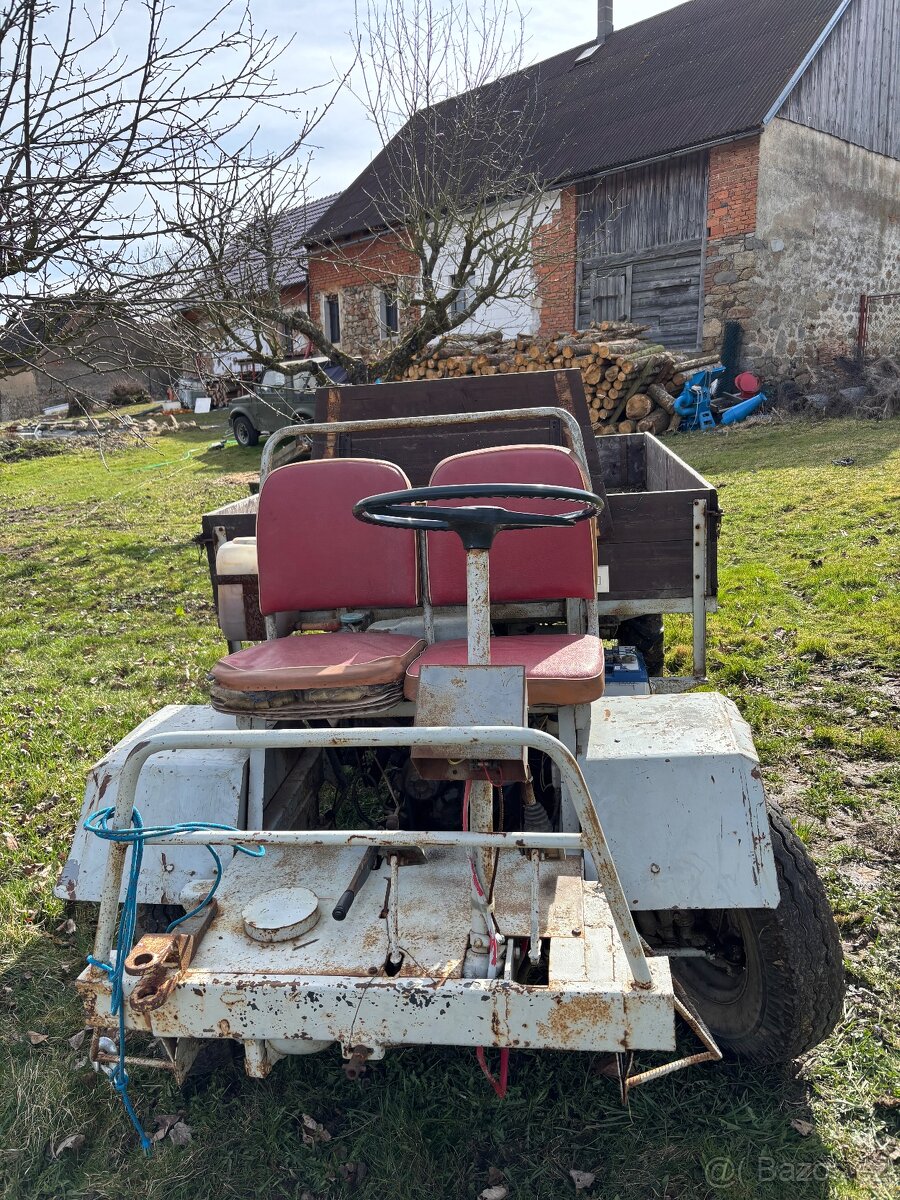 Traktor s korbou