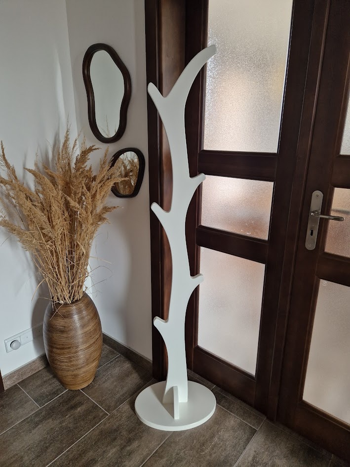 dřevěný designový věšák