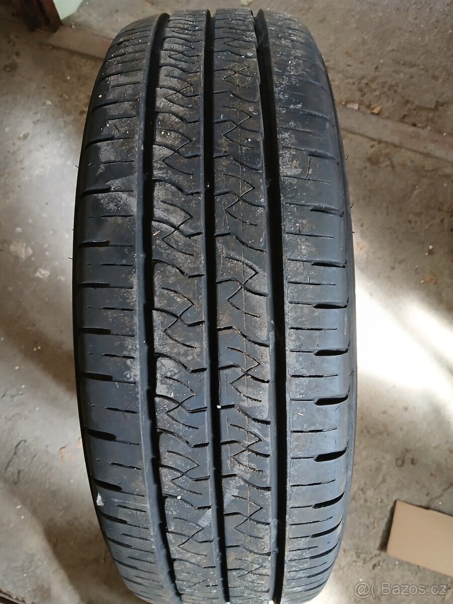 Prodám 2x letní pneu 215/70 r16C dodávkové