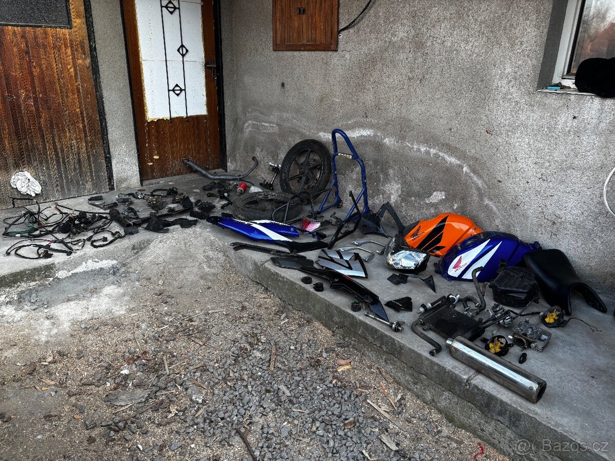 Honda cbr125r náhradní díly