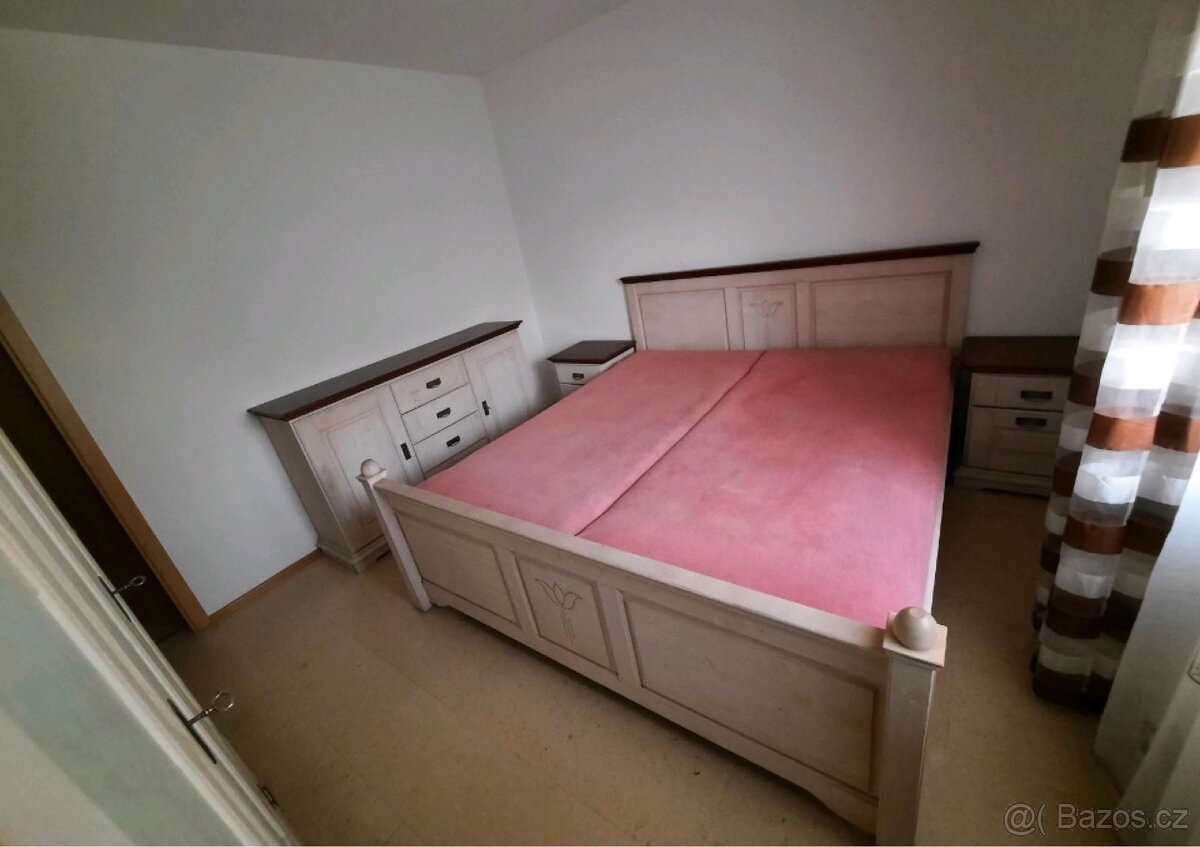 Komplet ložnice z masivu s komodou