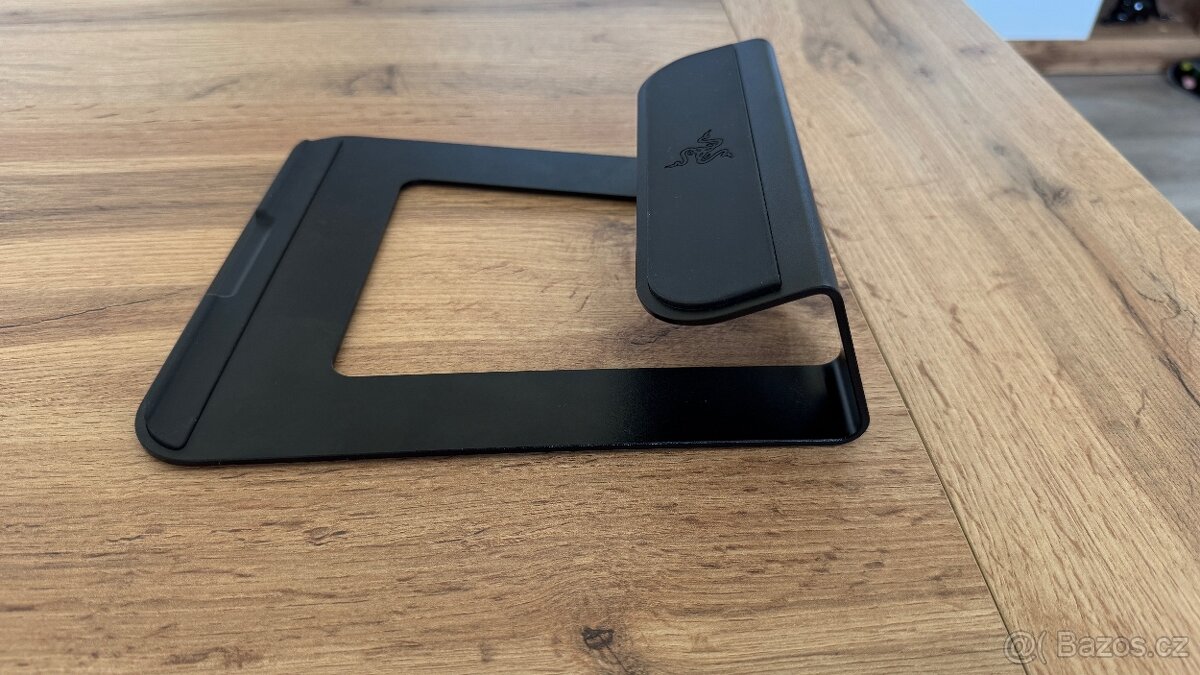 Stojan na notebook Razer.