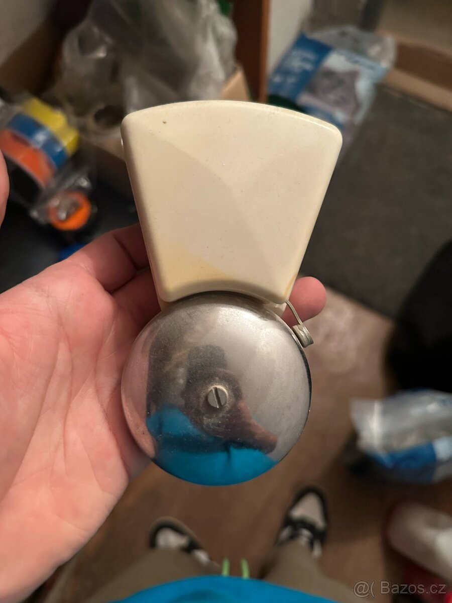 klasický elektrický zvonek s mechanickým kladívkem