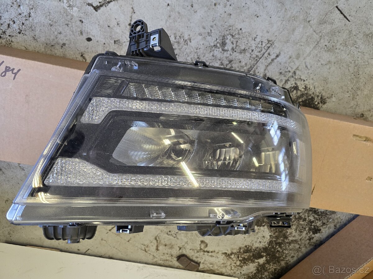 Práve predni svetlo dodge ram