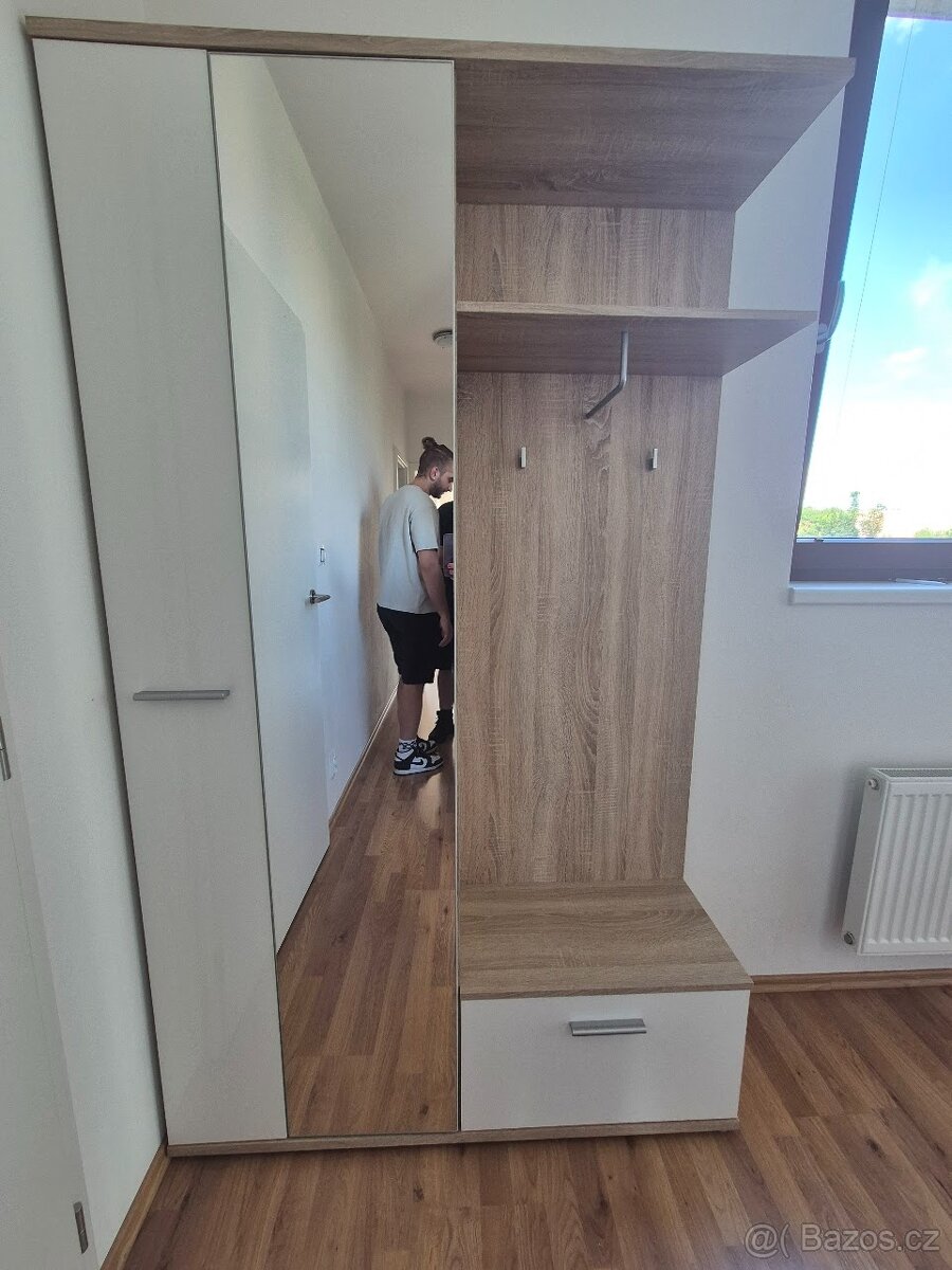 Věšák se skříní do chodby