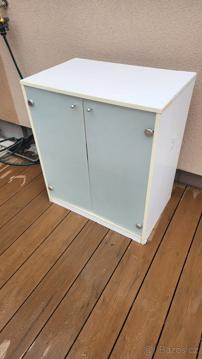 Skřiňka s mléčným sklem
