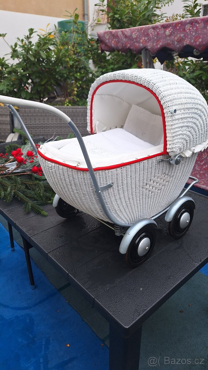 RETRO KOČÁREK PRO PANENKY