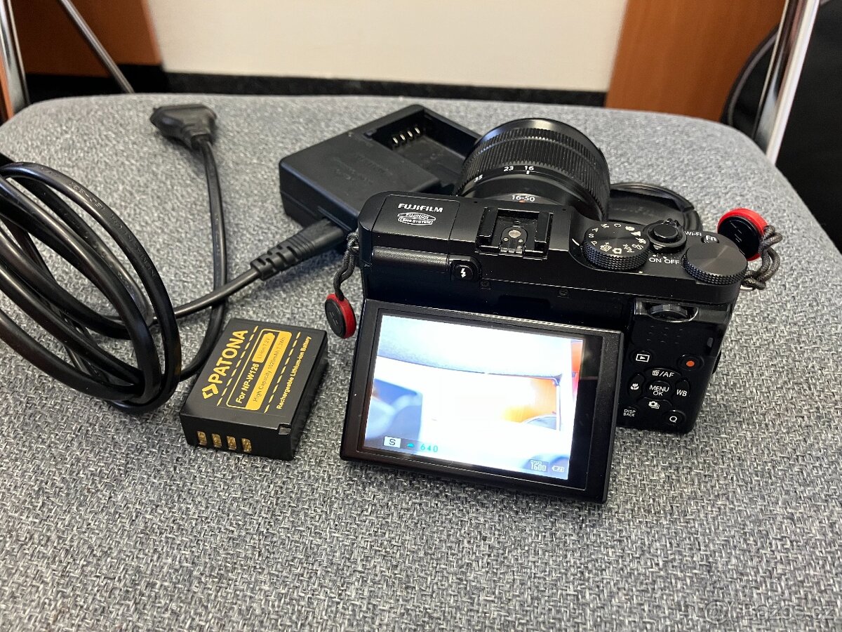 Bezzrcadlovka Fujifilm X-A1 + objektiv 16-50mm, 2x baterie