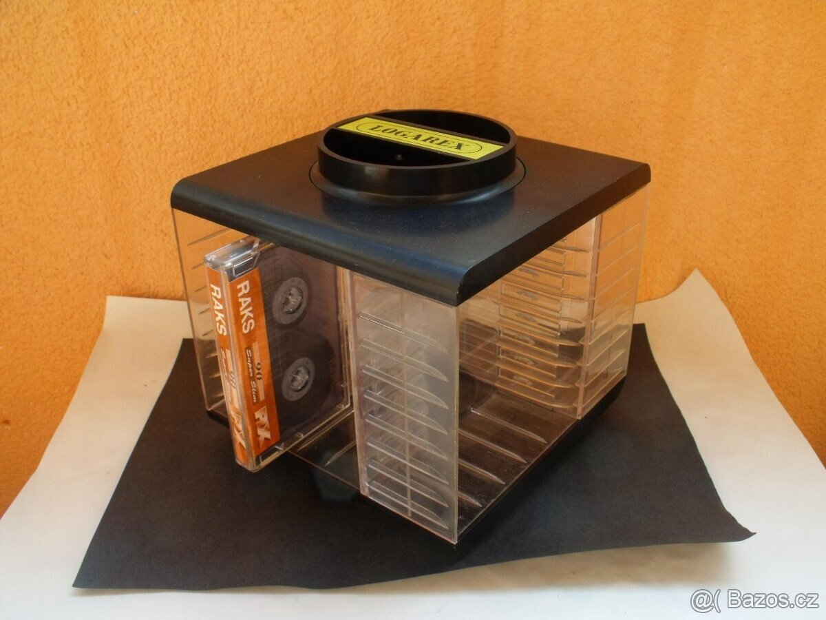 Otočný stojan a kazety.