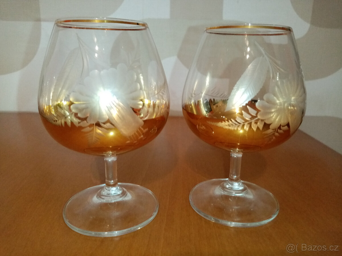 Dvě zlatavé skleničky...