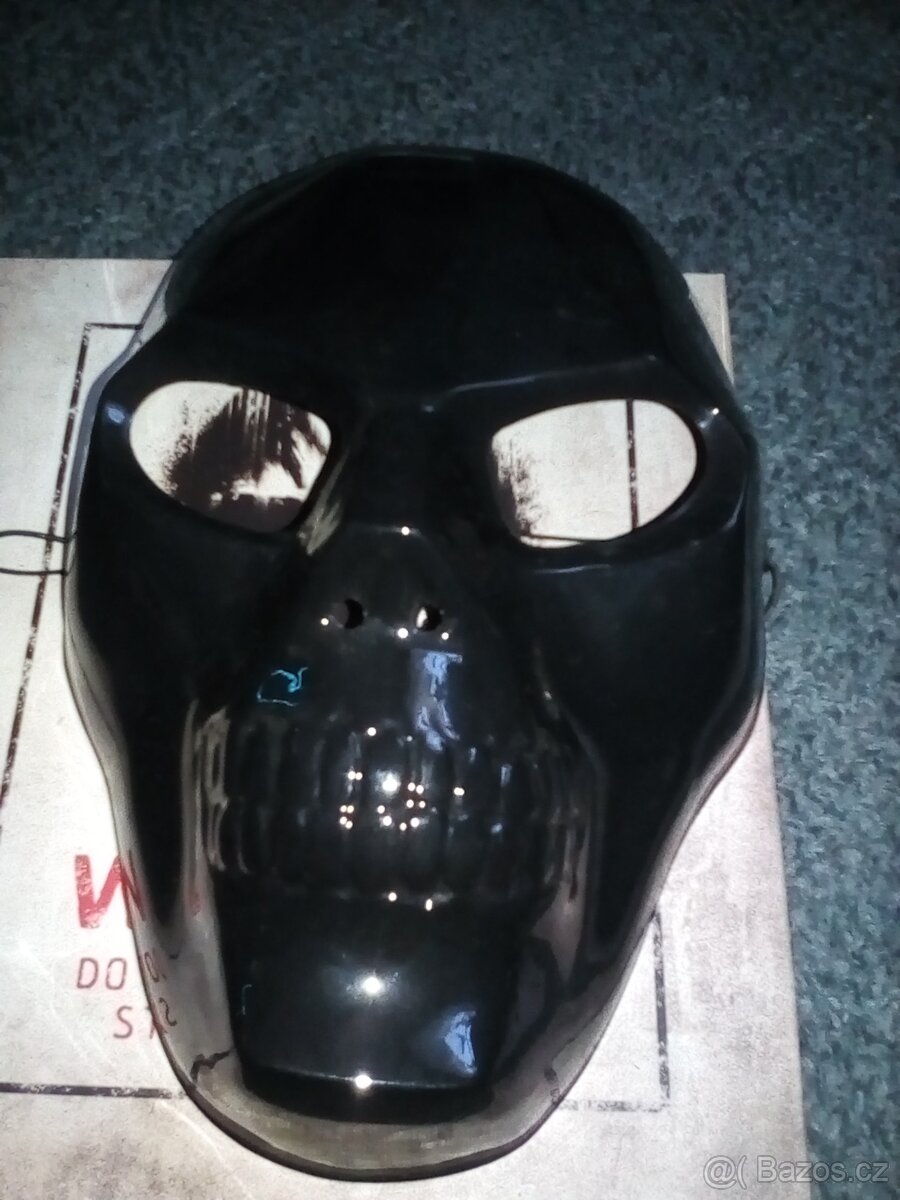 Prodám Artbook a nositelnou masku (Black Mask)