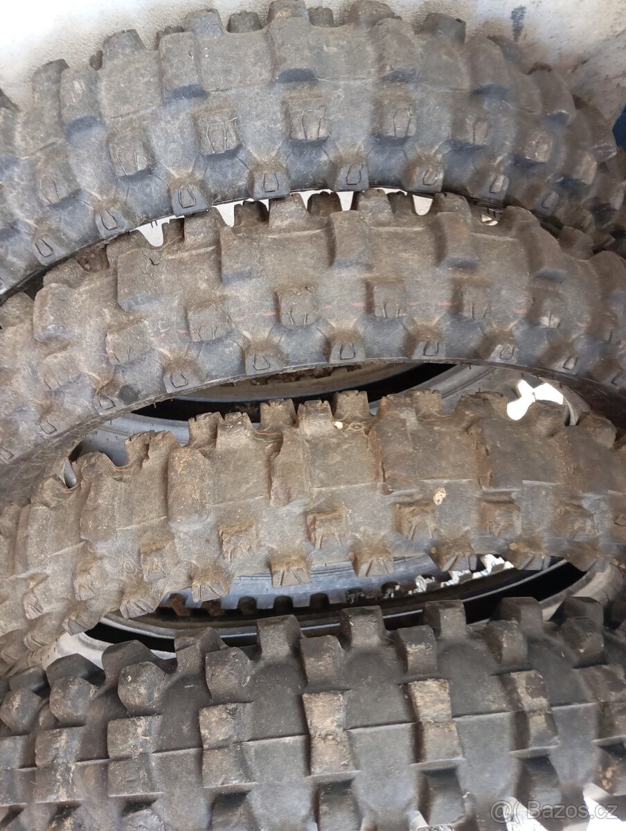 Motocrossove pneu