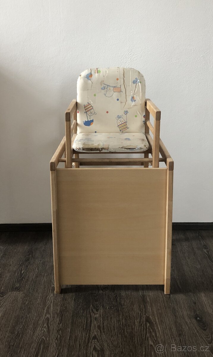dřevěná rozkládací židlička se stolečkem