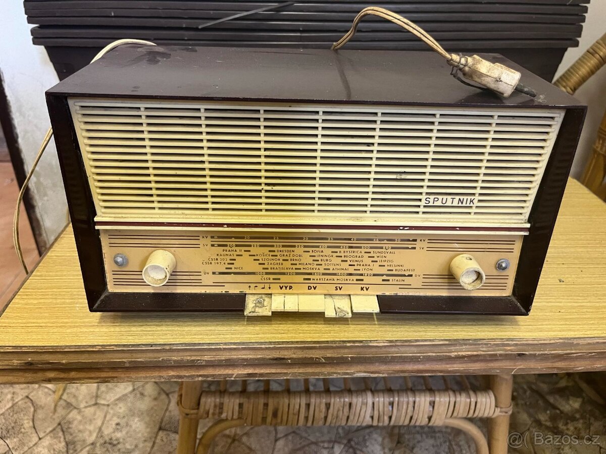 Bakelitové rádio " Sputník"